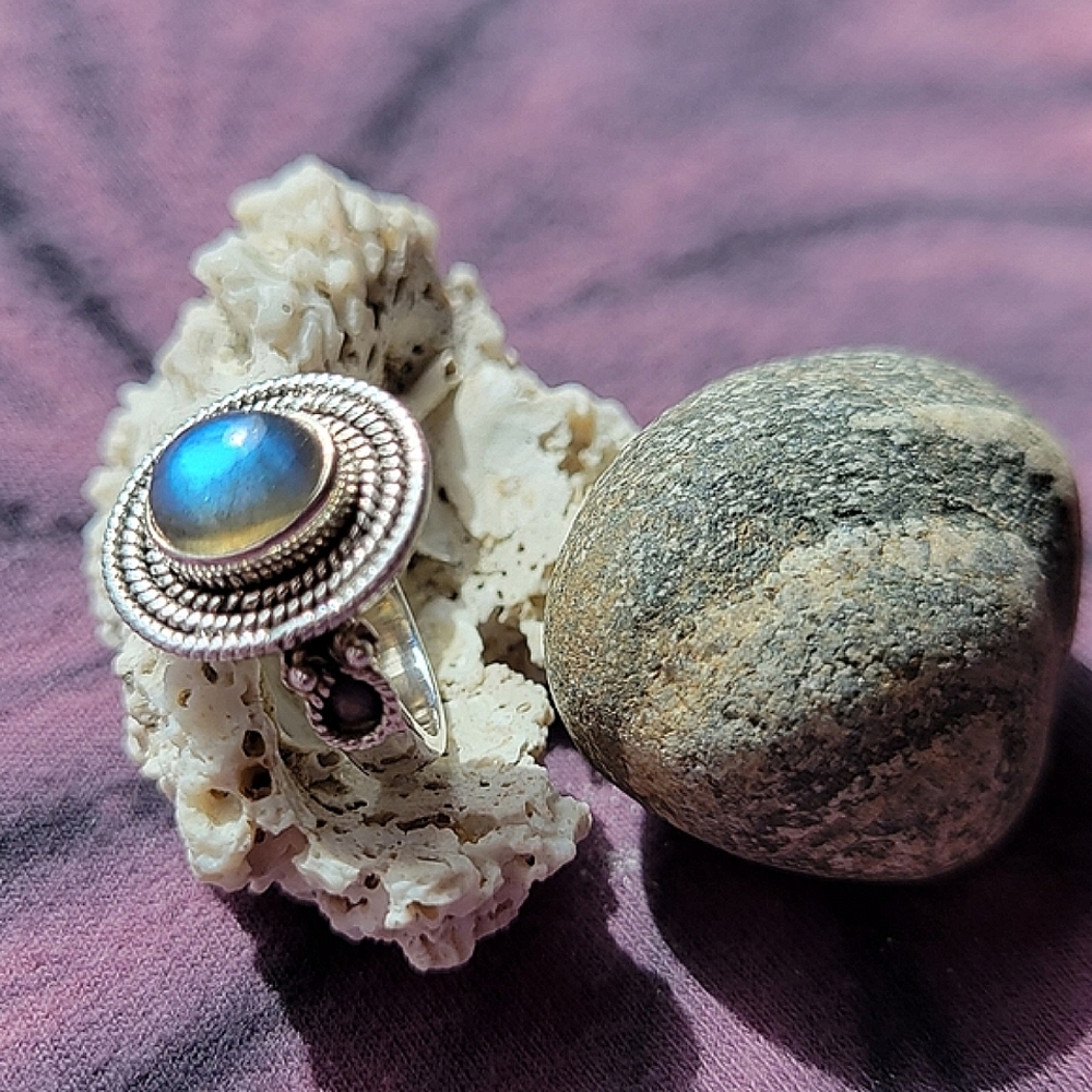 Beautiful vintage sterling silver ring with genuine labradorite stone.